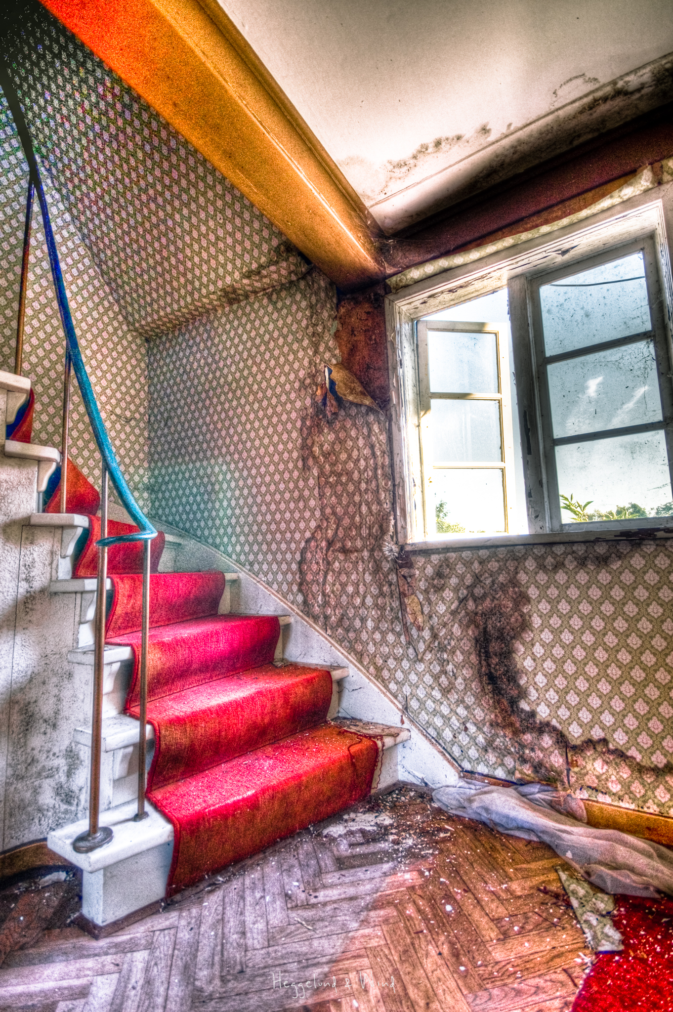 splitsek100-AbandonedStairs.jpg